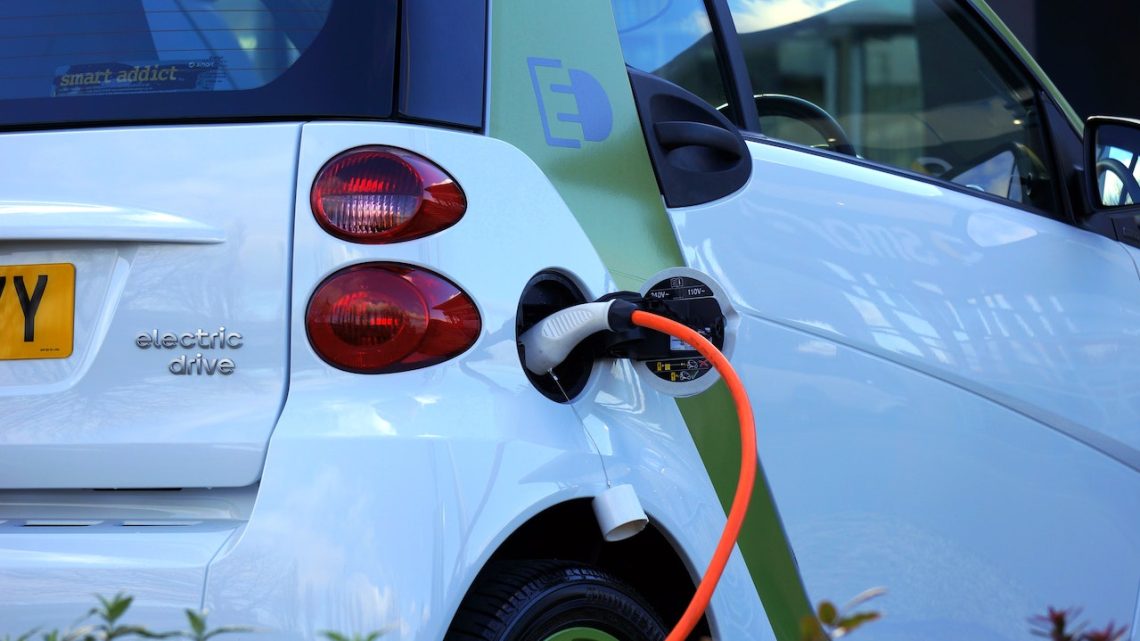 Wat is een elektrische auto en wat zijn de voordelen?